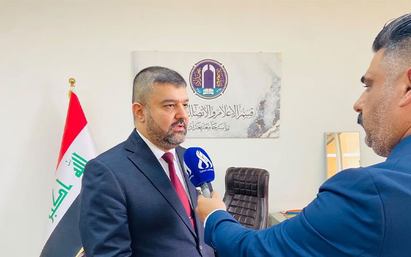 مسؤول في جامعة بغداد يتحدث خلال مقابلة إعلامية 