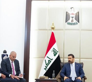 رئيس الوزراء العراقي خلال لقائه المبعوث الأمريكي في بغداد 