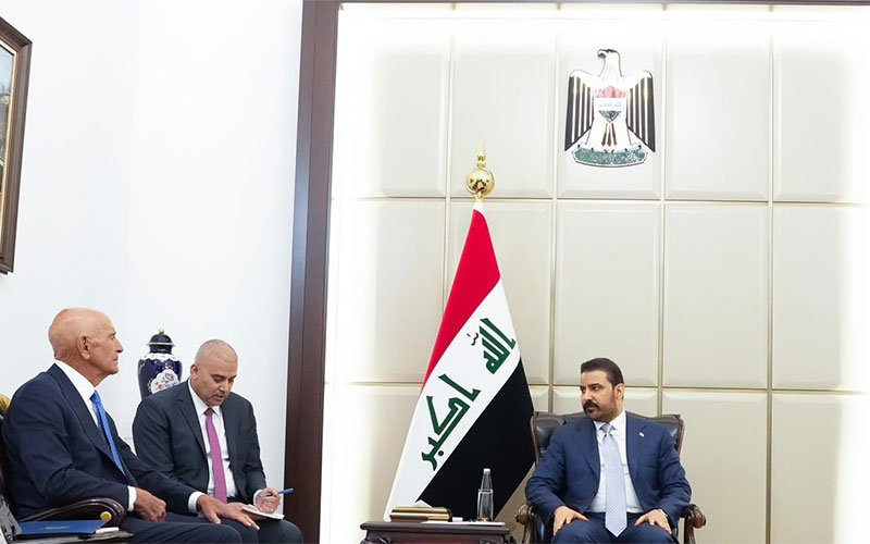 رئيس الوزراء العراقي خلال لقائه المبعوث الأمريكي في بغداد 