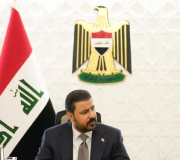 رئيس الوزراء العراقي خلال اجتماع رسمي بحضور العلم العراقي 