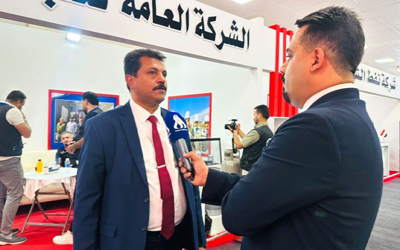 موظف في شركة تعبئة الغاز خلال مقابلة إعلامية 