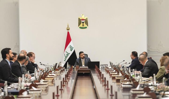 رئيس الوزراء يترأس اجتماع مجلس الوزراء بحضور عدد من الوزراء.